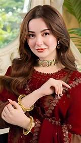 Discover the Secret to Hania Amir's Perfect Face Shape