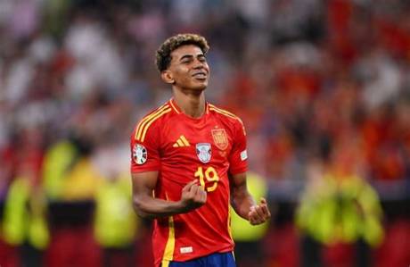 Football Star: Yaman's Journey from Spain to International Glory