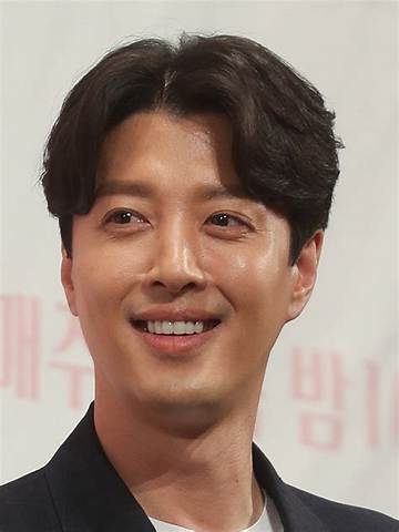 Prominent Actor Lee Dong-Gun: Biography and Notable Works